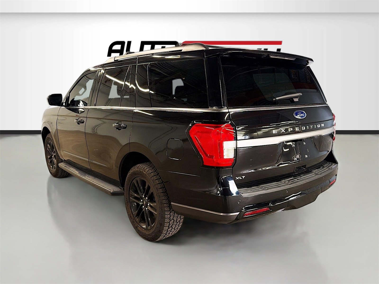 Used 2024 Ford Expedition XLT image 5