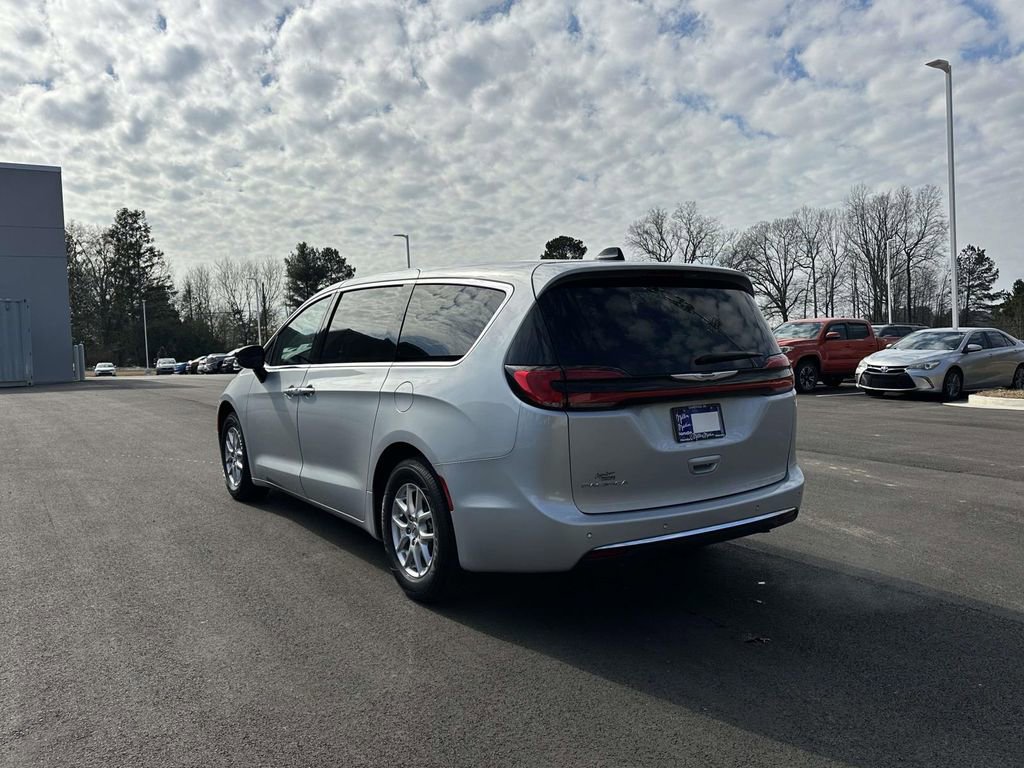 Used 2024 Chrysler Pacifica Touring-L image 26