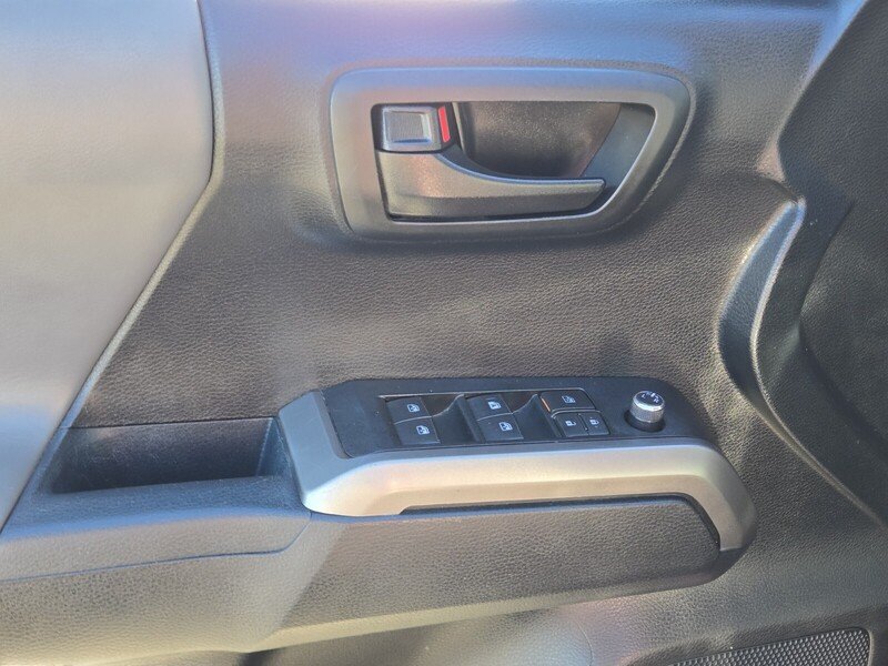 Used 2017 Toyota Tacoma SR5 RWD image 18