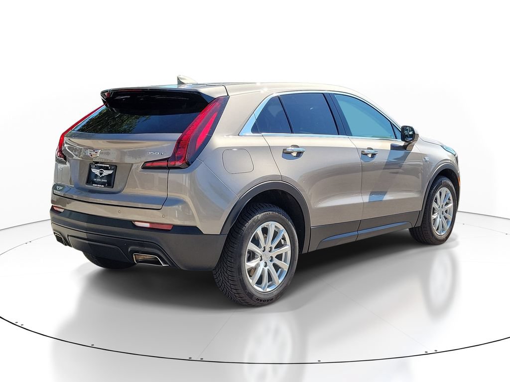 Used 2023 Cadillac XT4 Luxury w/ Cold Weather Package FWD image 4
