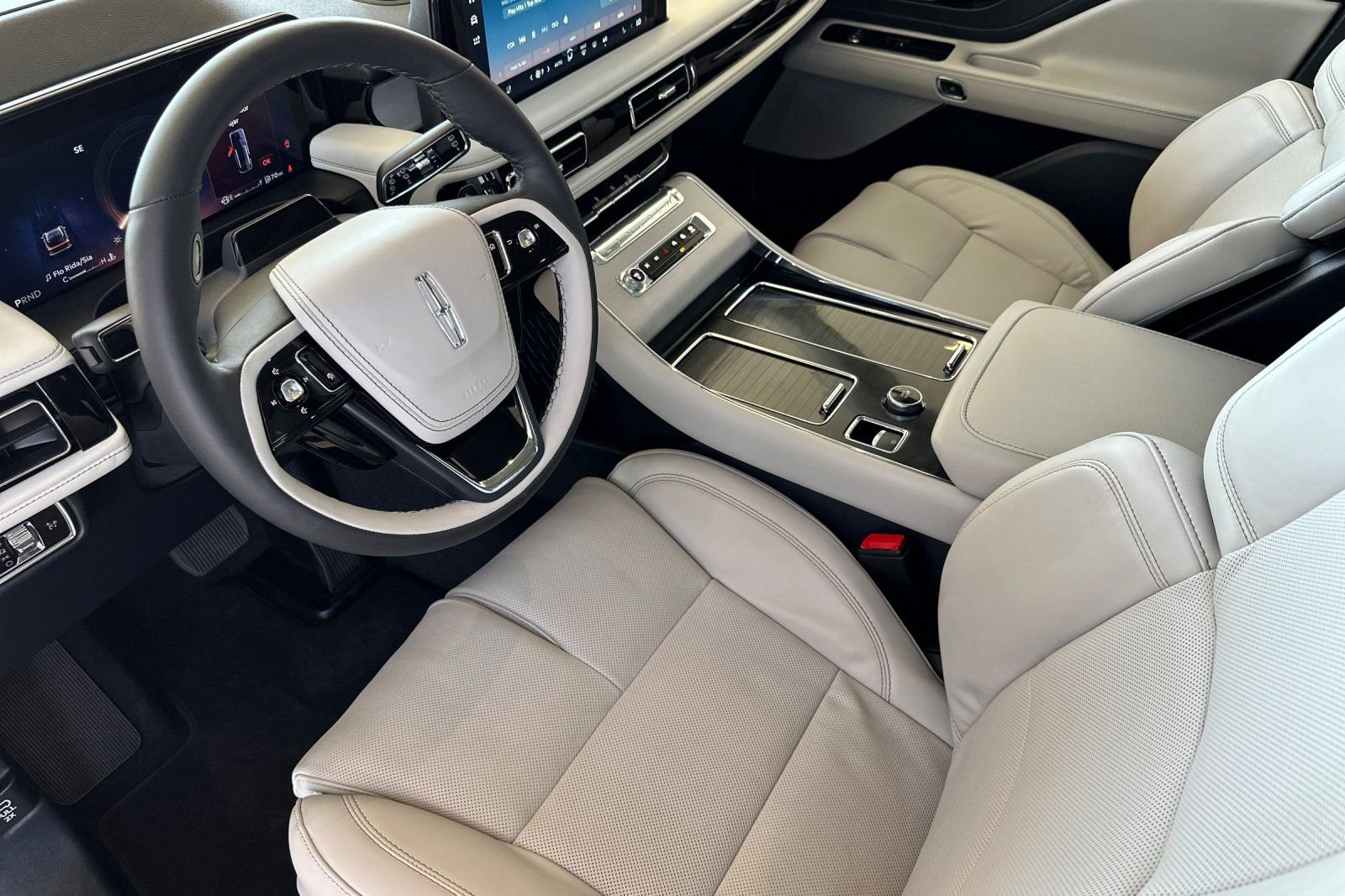 New 2025 Lincoln Aviator Reserve w/ Equipment Group 201A image 9