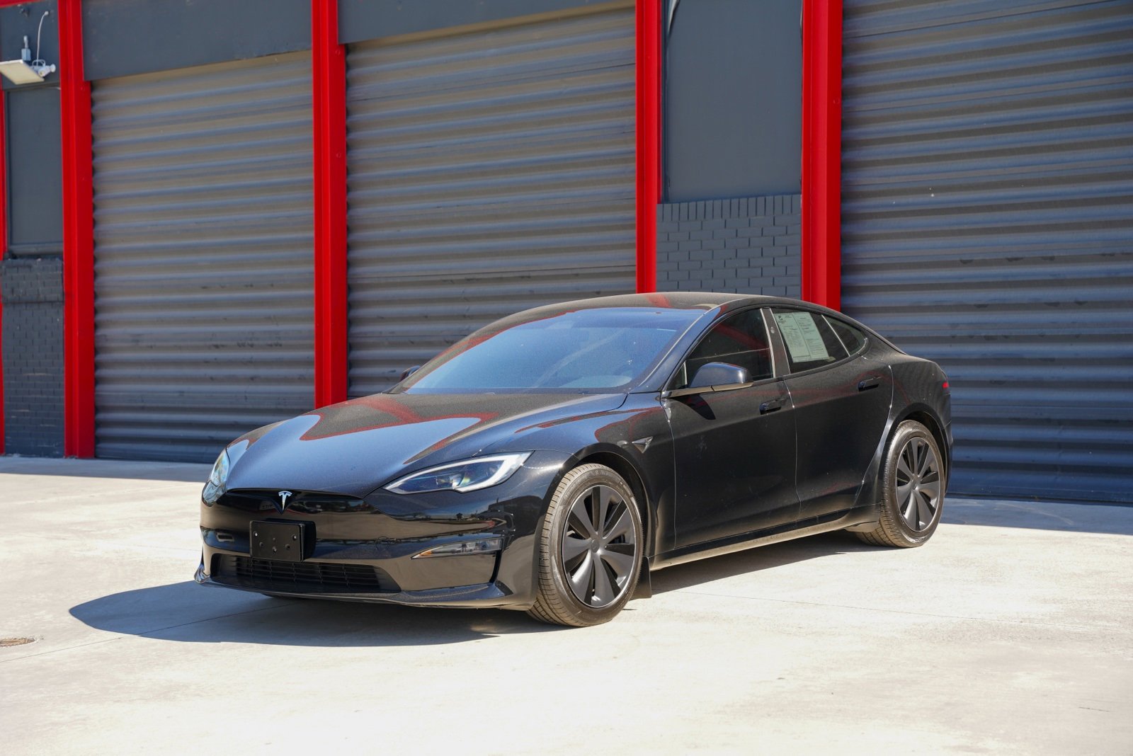 Used 2023 Tesla Model S Standard Range image 1