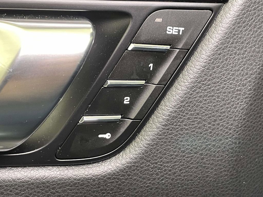 Certified 2025 Porsche Macan image 37