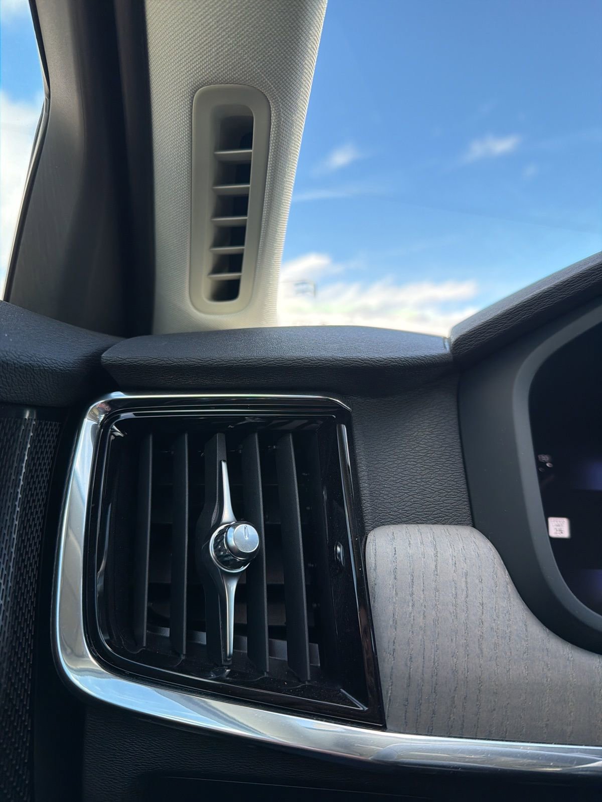 Certified 2025 Volvo S90 B6 Plus w/ Protection Package Premier image 47