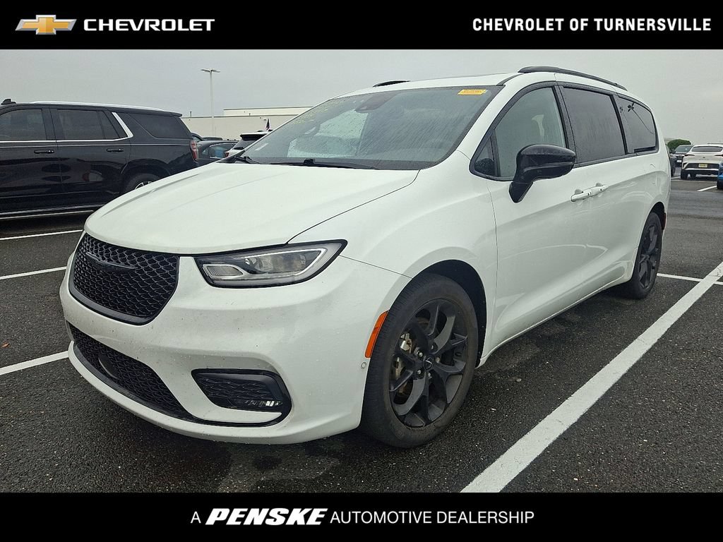 Used 2023 Chrysler Pacifica Limited w/ S Appearance Package FWD image 1