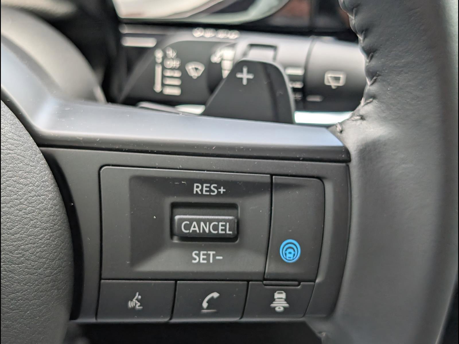 Used 2025 Nissan Pathfinder SV w/ SV Premium Package image 17