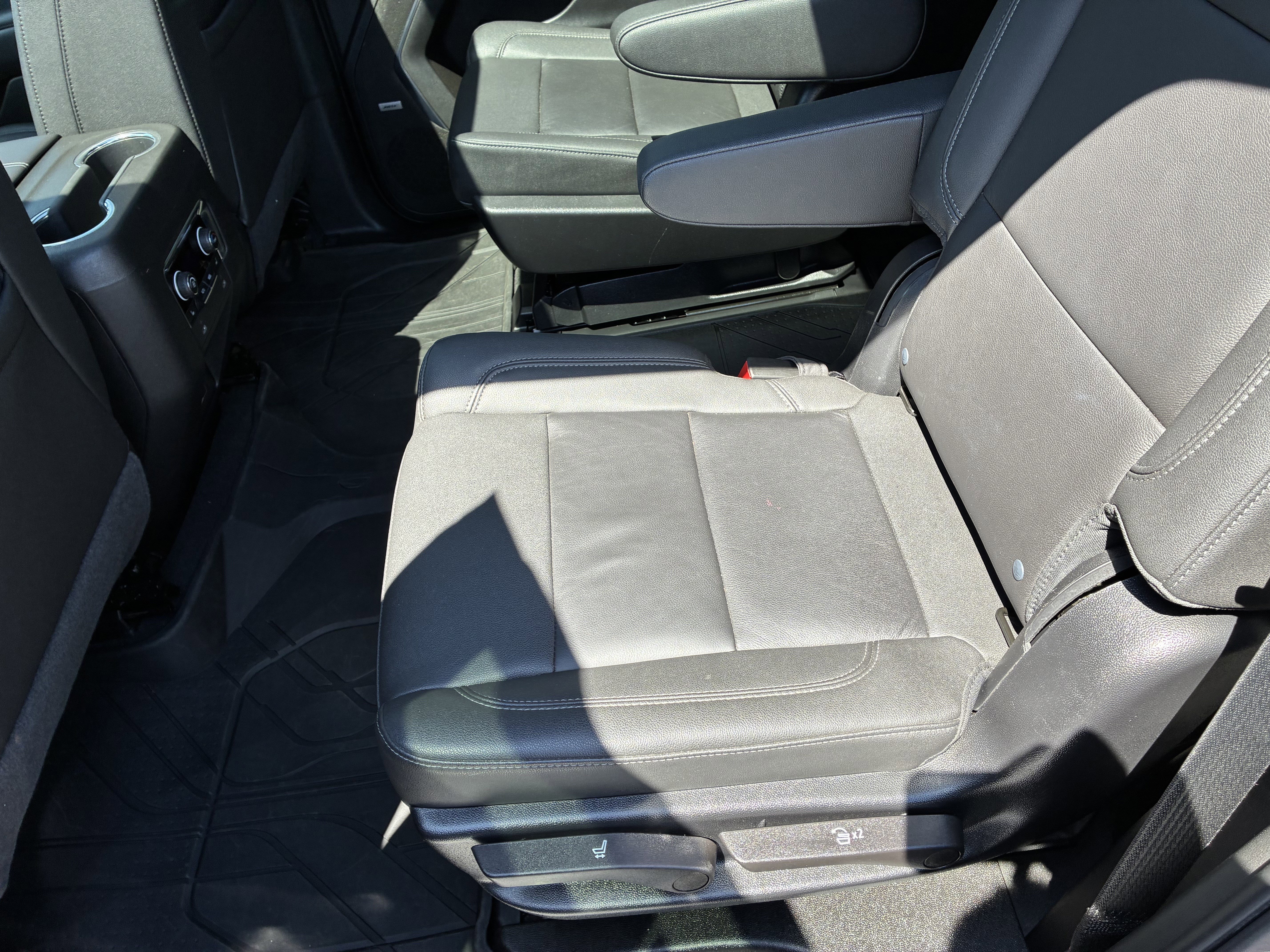 Used 2022 Chevrolet Tahoe LT w/ Luxury Package image 14