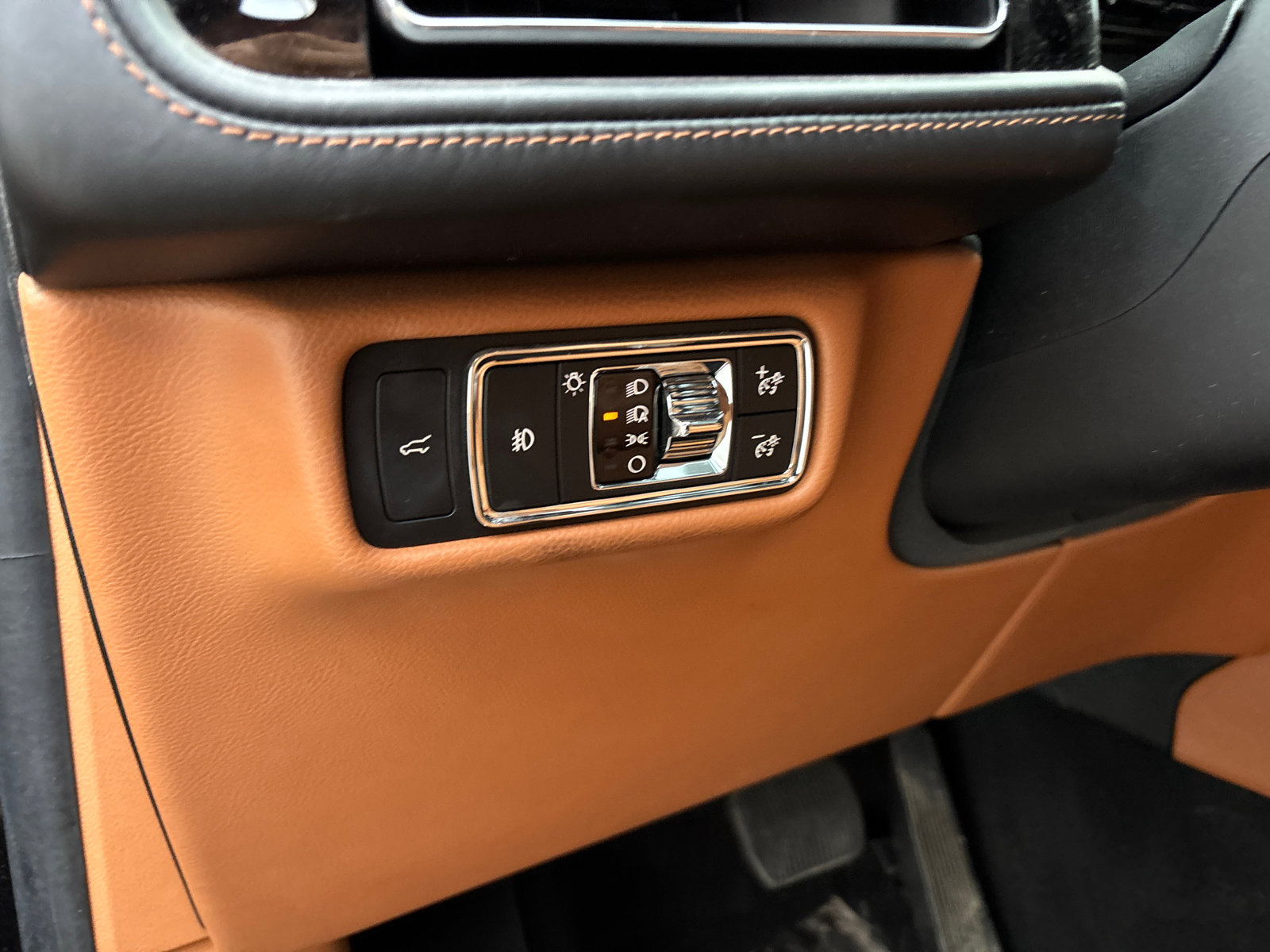 Used 2023 Lincoln Aviator Black Label w/ Class IV Trailer Tow Package image 16