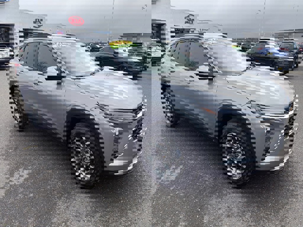 Used 2025 Chevrolet Trax LT w/ LT Convenience Package image 21