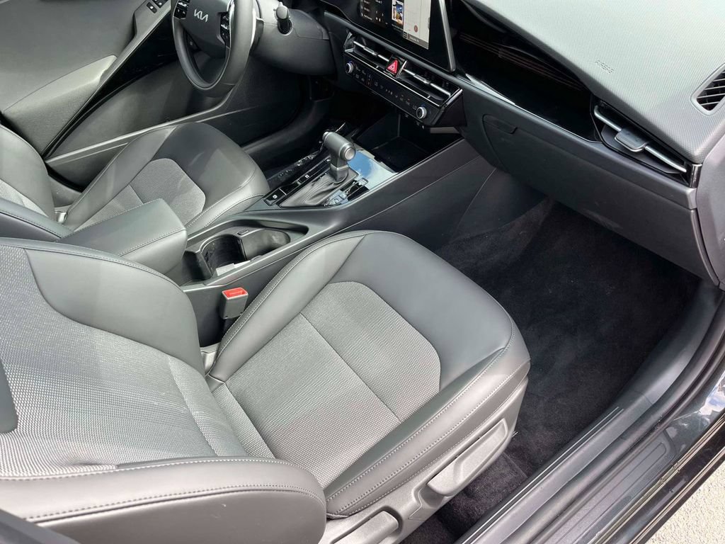 Certified 2025 Kia Niro EX FWD image 12