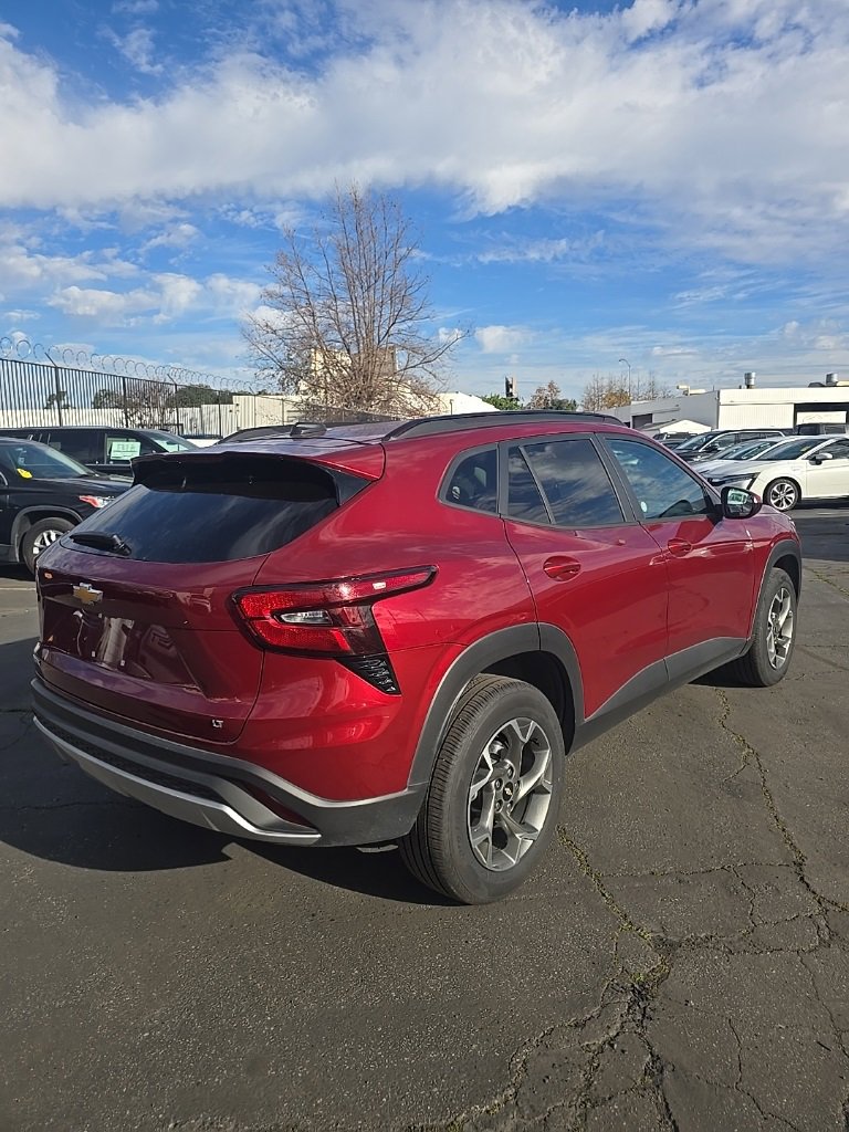 Used 2025 Chevrolet Trax LT w/ LT Convenience Package image 3