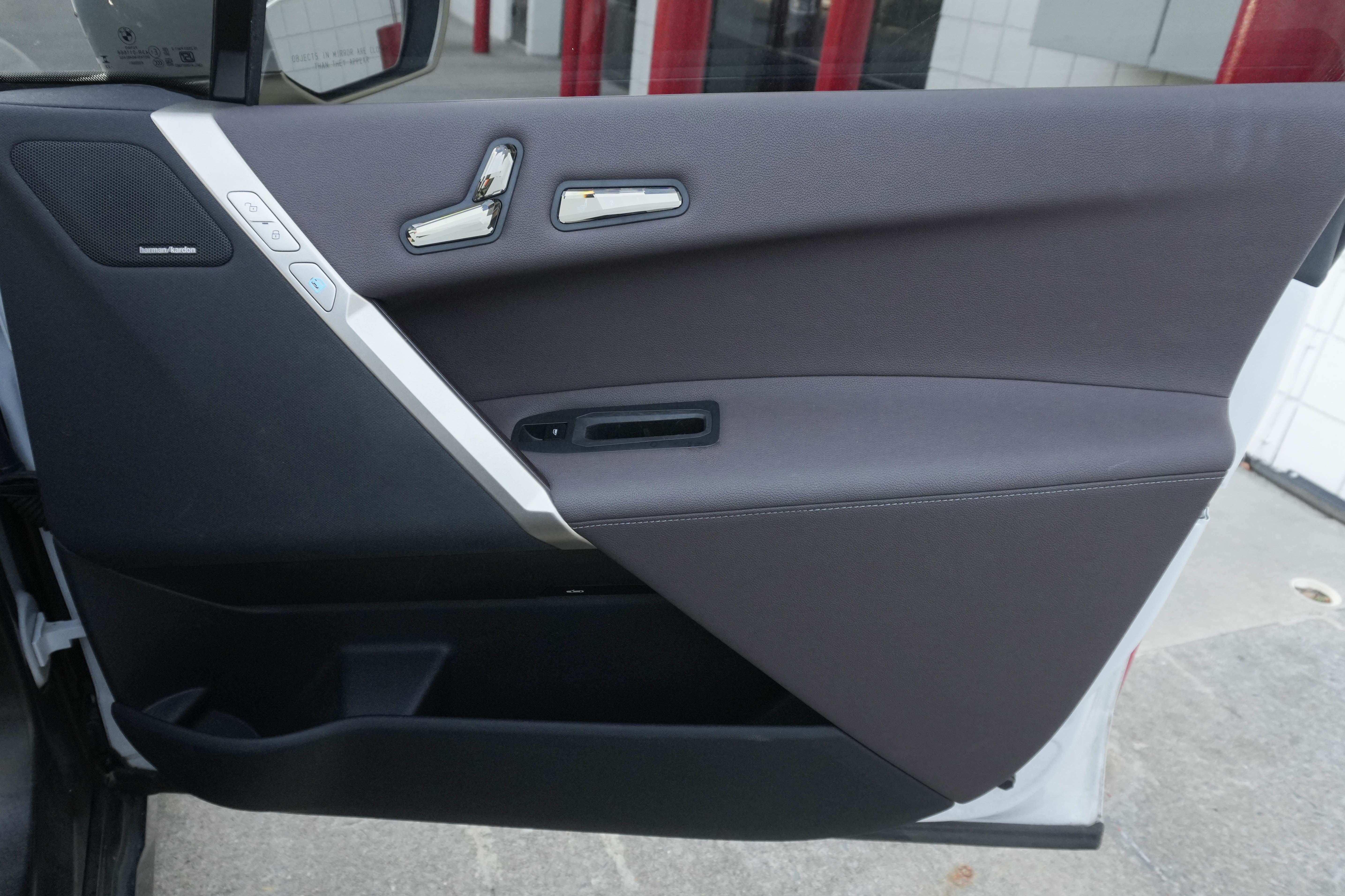 Certified 2023 BMW iX xDrive50 w/ Premium Package AWD/4WD image 31