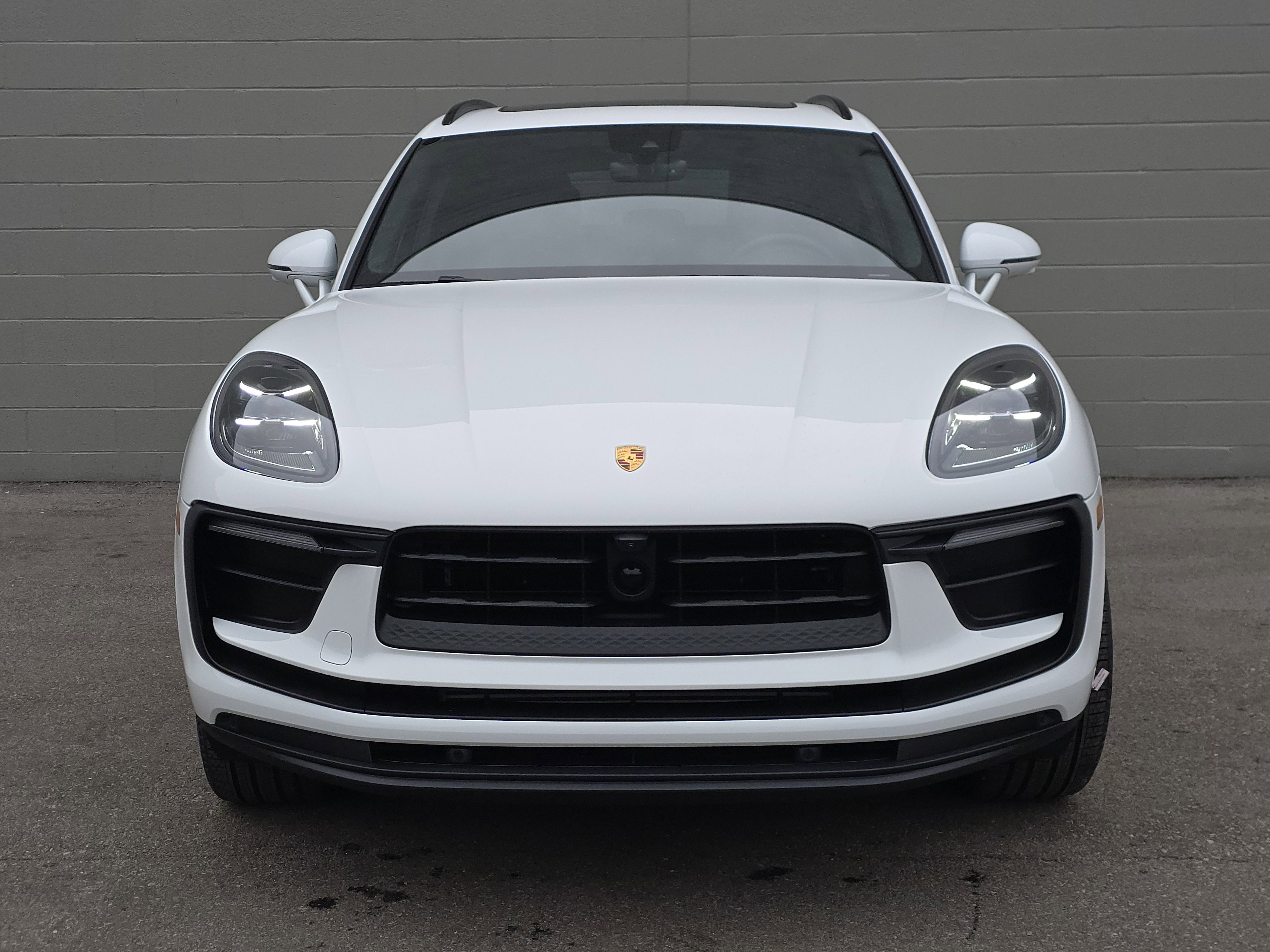 Certified 2025 Porsche Macan AWD/4WD image 6