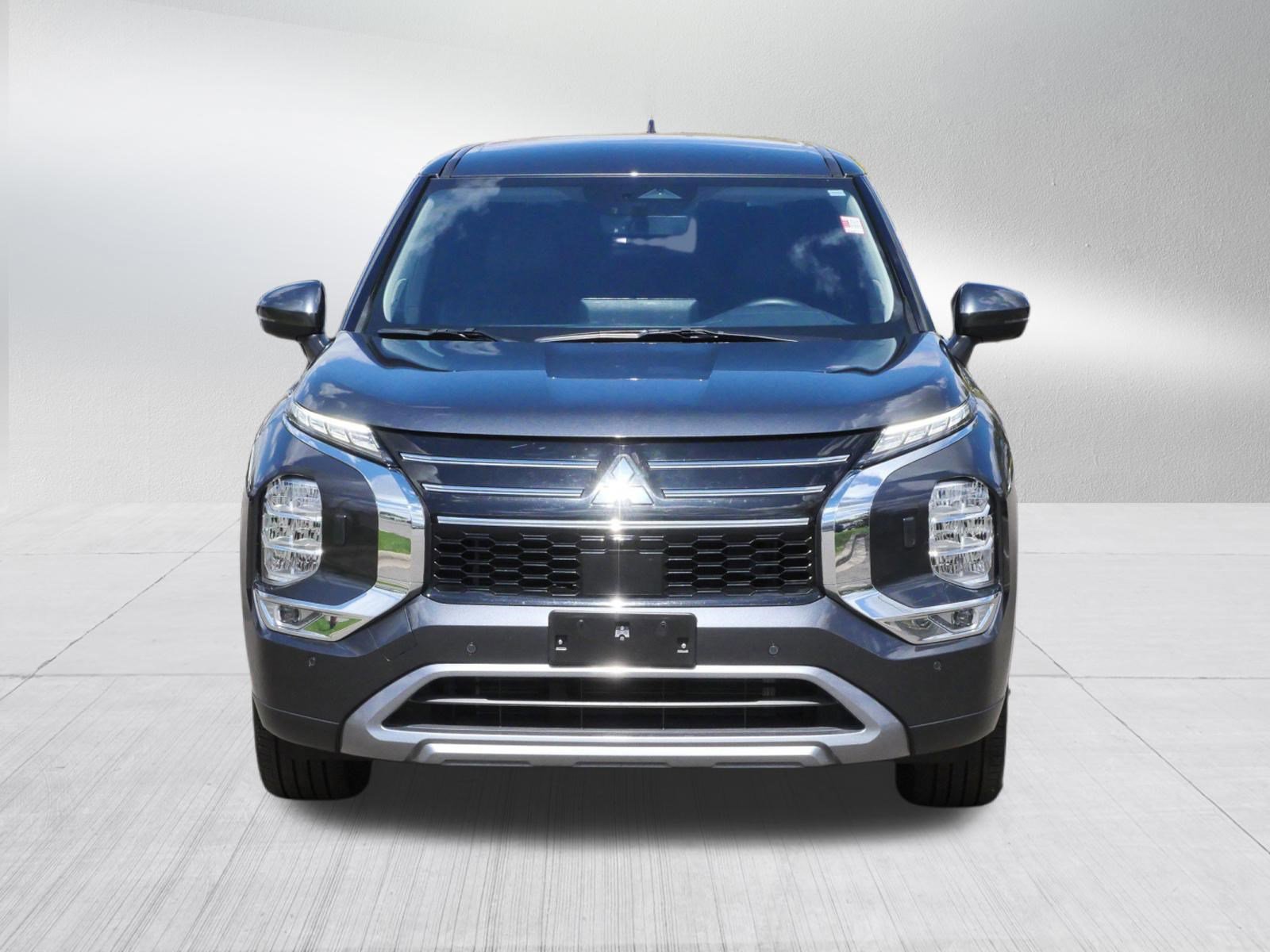 Used 2025 Mitsubishi Outlander SE AWD/4WD image 2