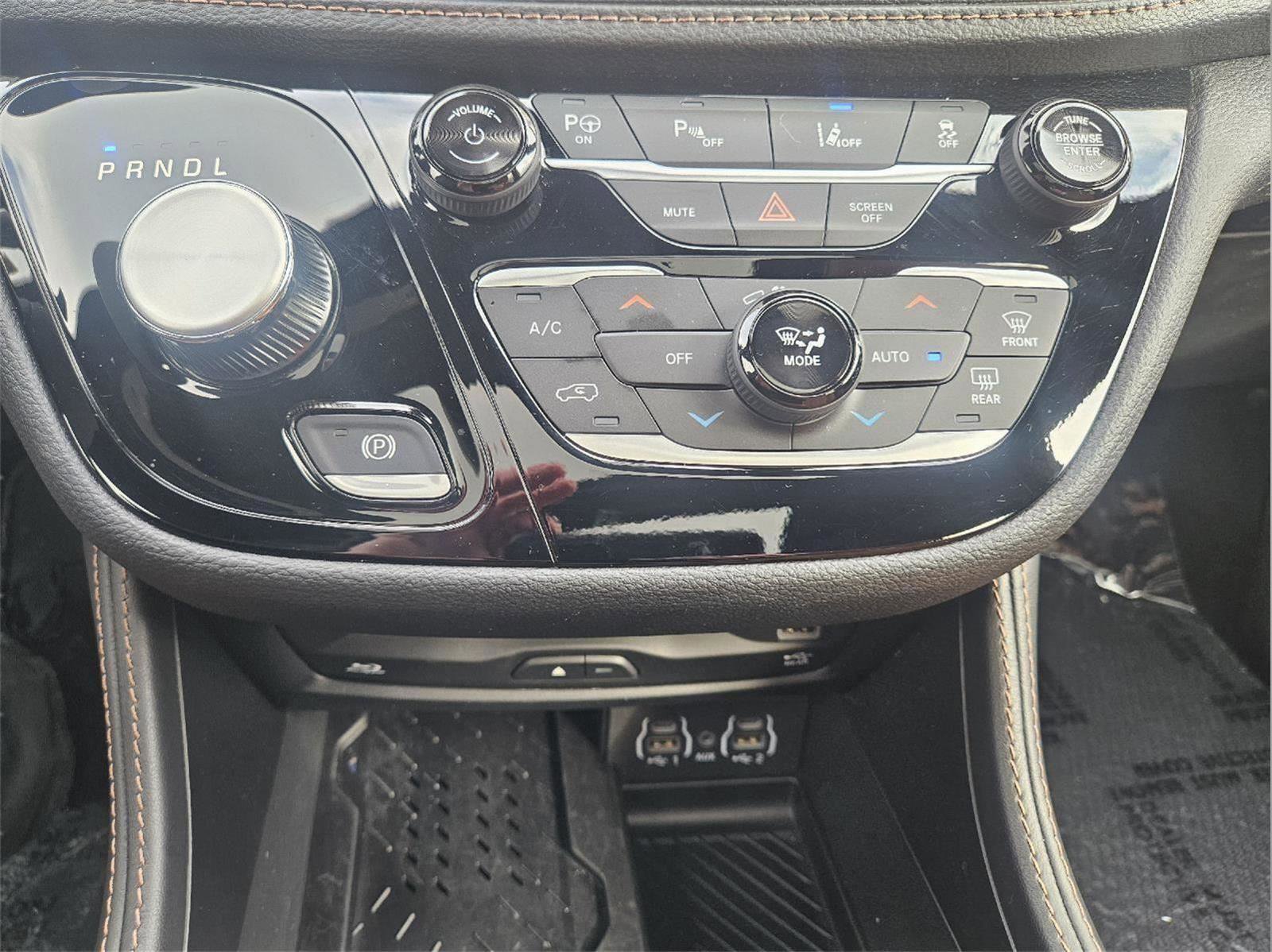 Used 2025 Chrysler Pacifica Pinnacle image 34