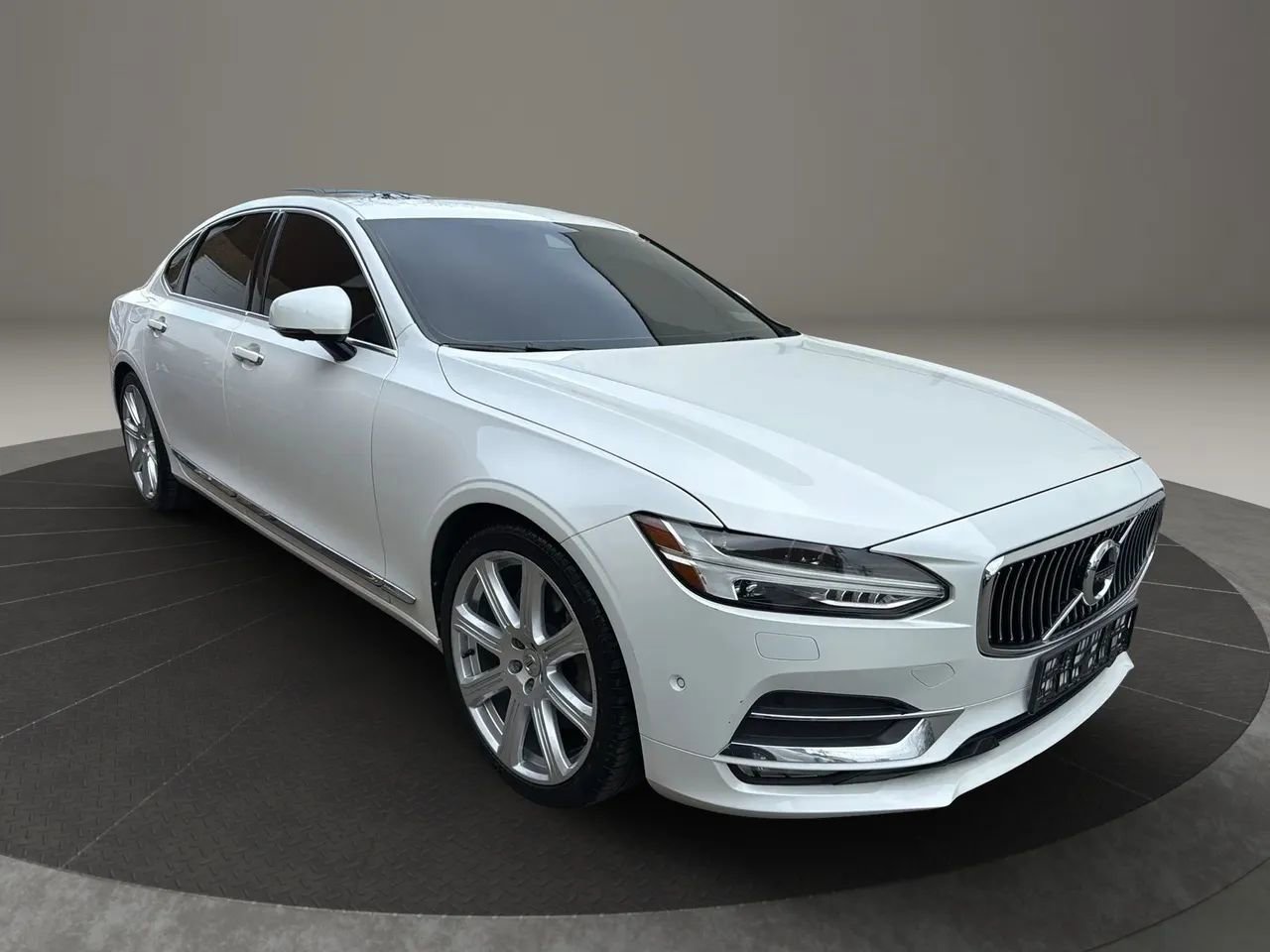 Used 2018 Volvo S90 T6 Inscription w/ Luxury Package image 3