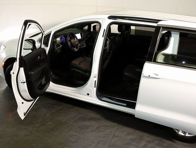 Used 2026 Chrysler Pacifica Select image 5