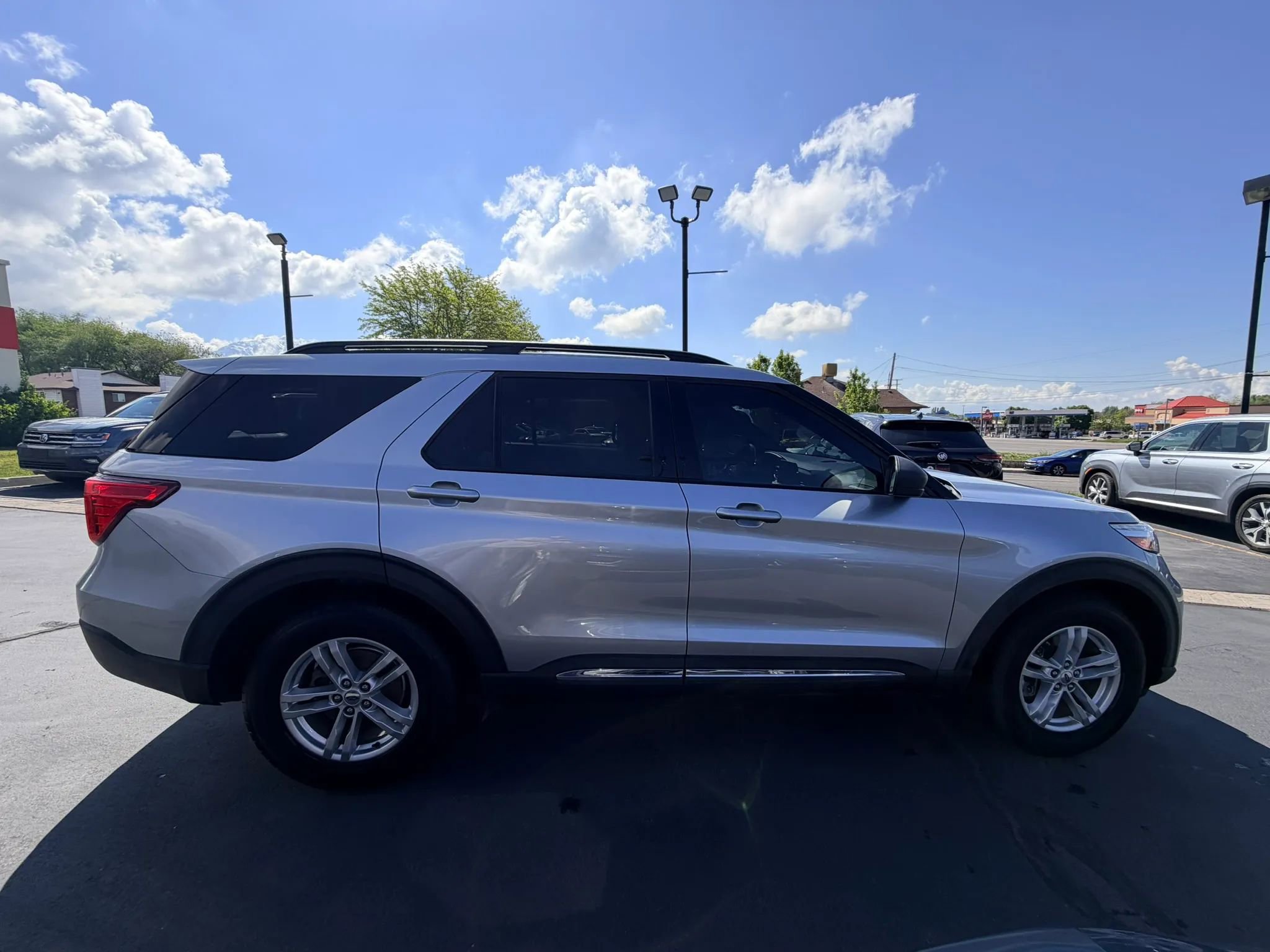 Used 2020 Ford Explorer XLT w/ Equipment Group 202A AWD/4WD image 3