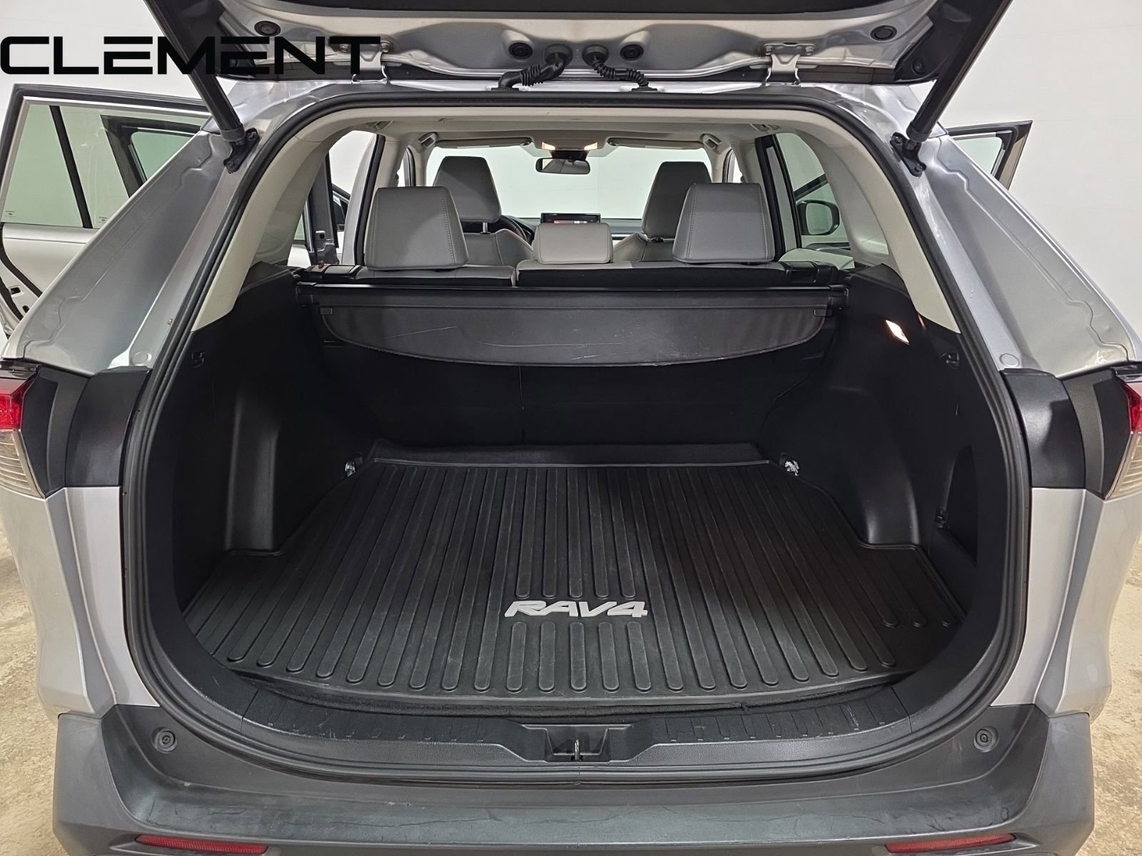 Used 2021 Toyota RAV4 XLE Premium image 11