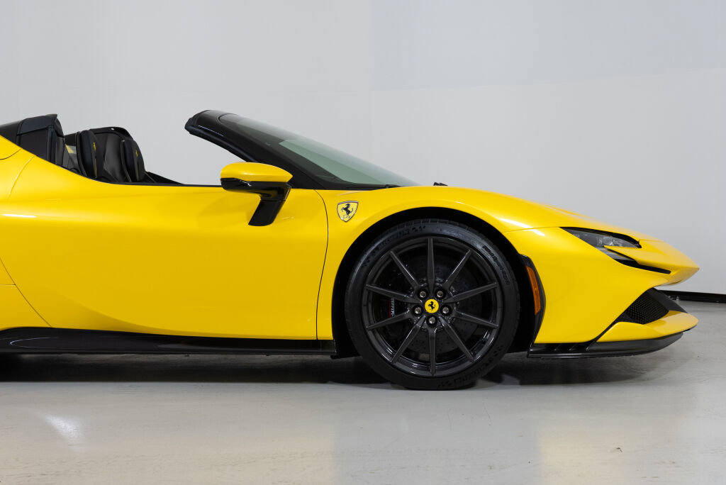 Used 2023 Ferrari SF90 Spider image 13