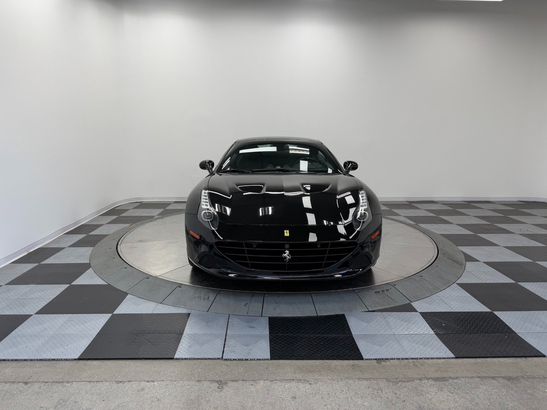 Used 2016 Ferrari California T RWD image 4