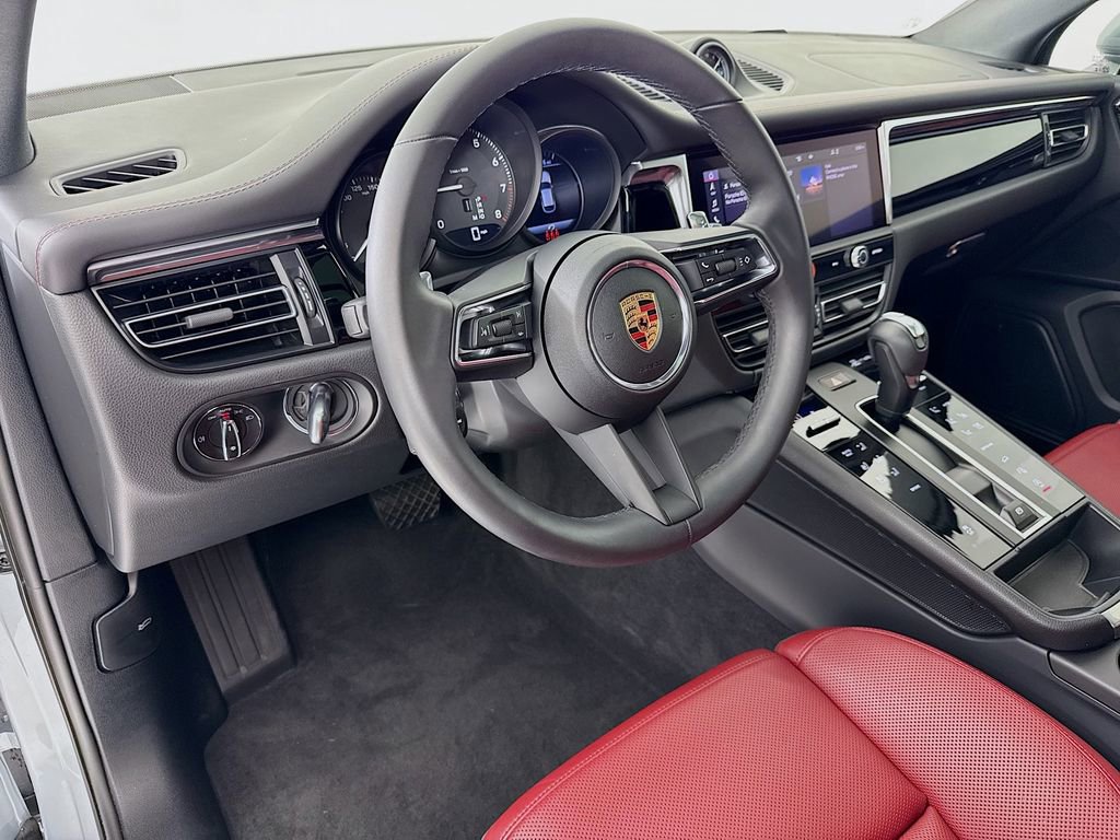 Certified 2025 Porsche Macan image 4