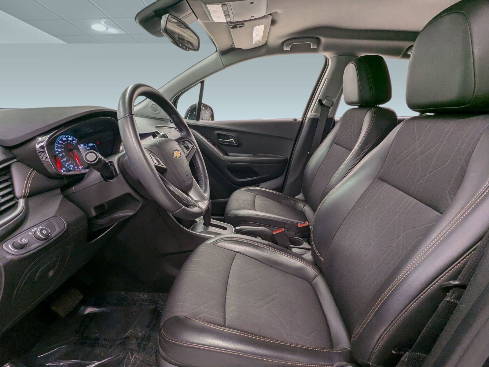 Used 2021 Chevrolet Trax LT w/ LT Convenience Package image 4