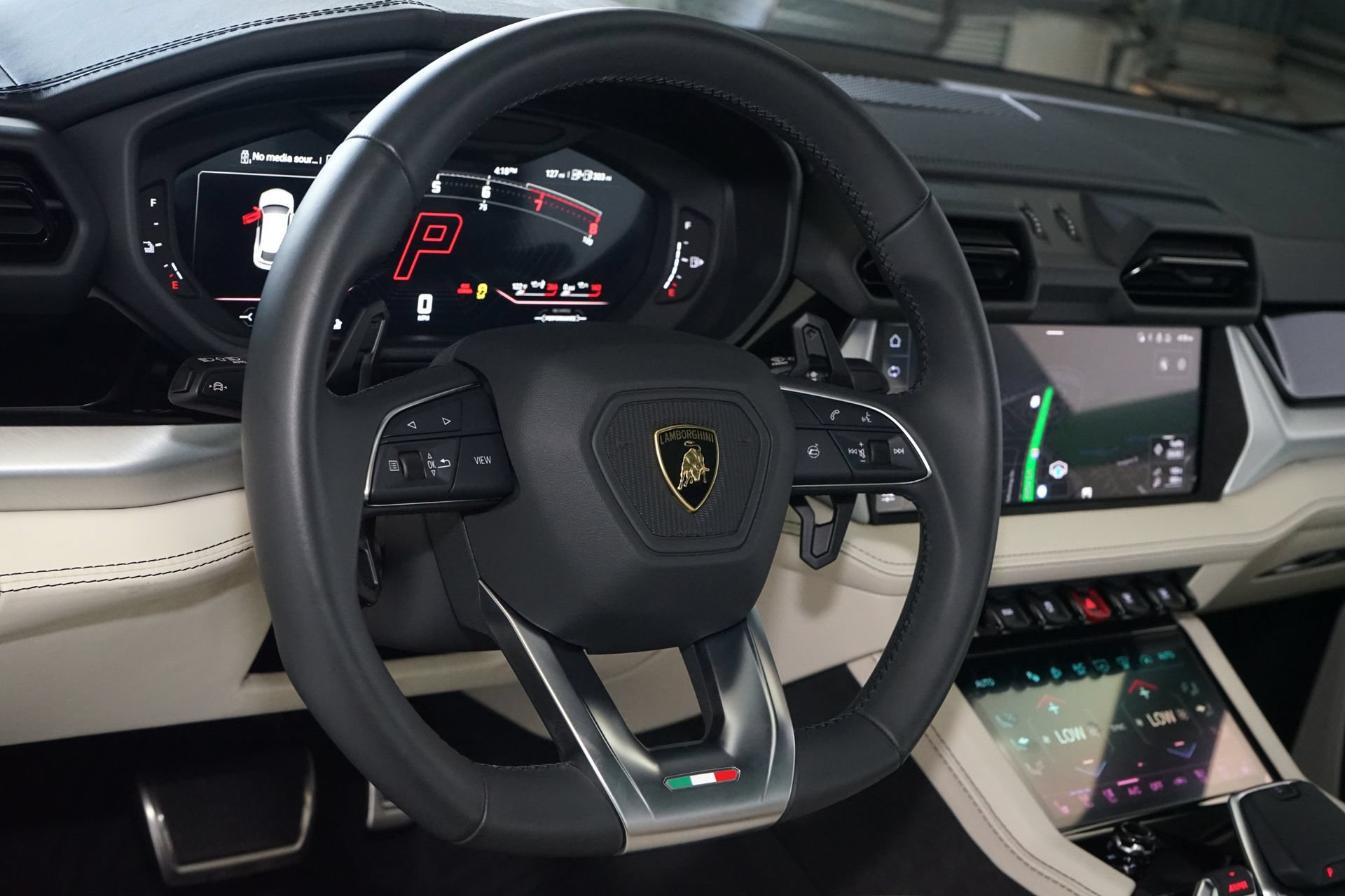 Used 2025 Lamborghini Urus SE AWD/4WD image 13