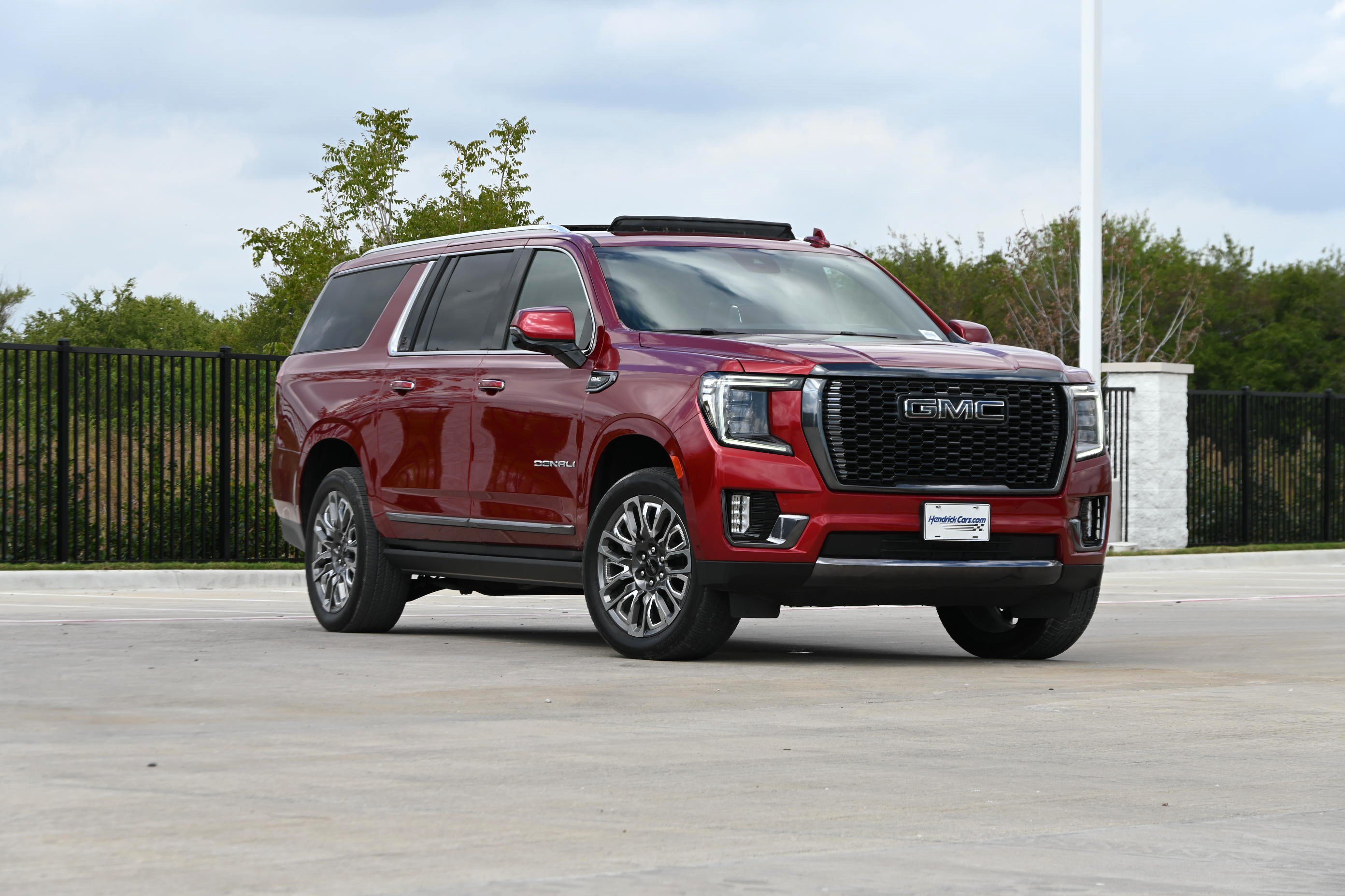 Used 2024 GMC Yukon XL Denali Ultimate AWD/4WD image 2