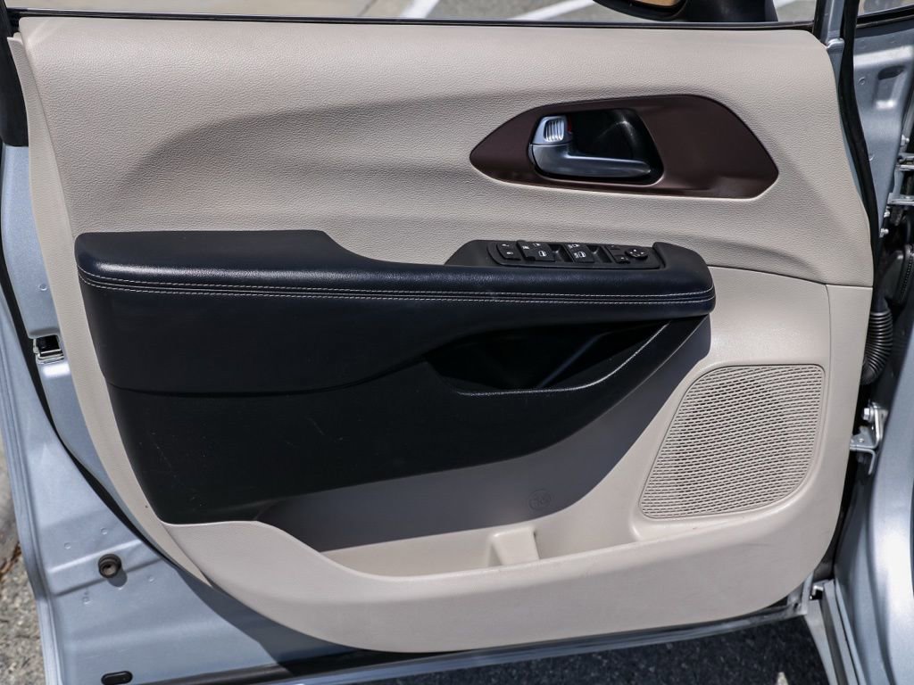 Used 2023 Chrysler Voyager LX image 22