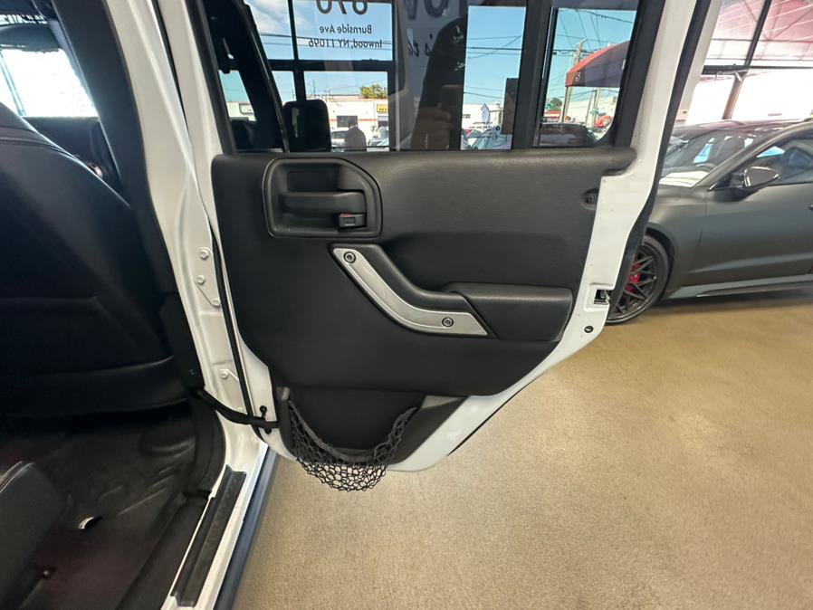 Used 2015 Jeep Wrangler Unlimited Rubicon AWD/4WD image 31
