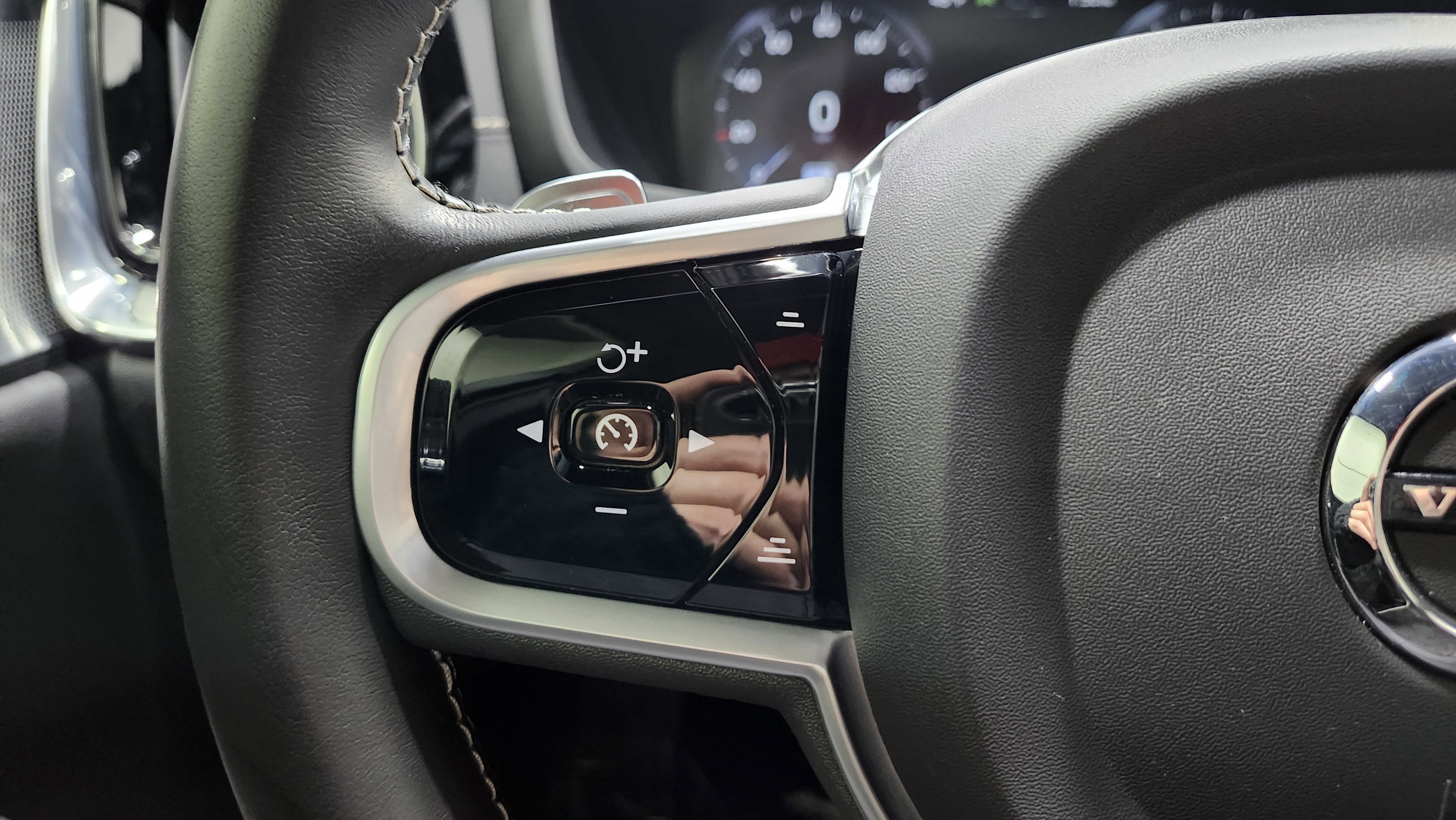 Used 2020 Volvo S60 T6 R-Design image 37