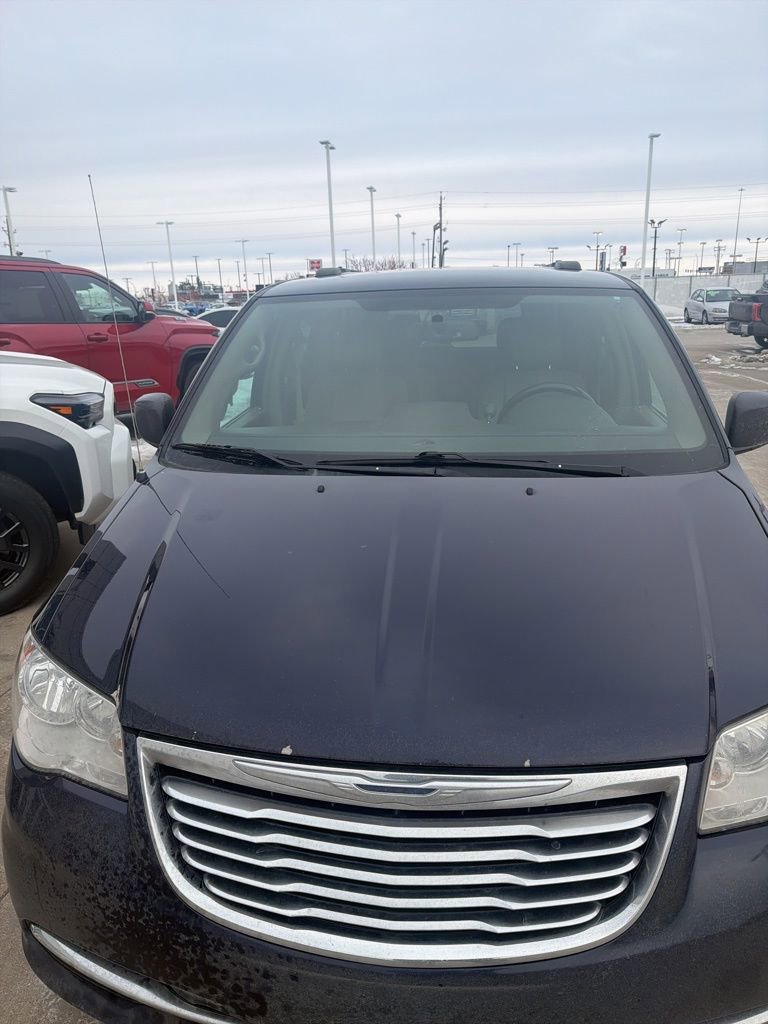 Used 2016 Chrysler Town & Country Touring image 8