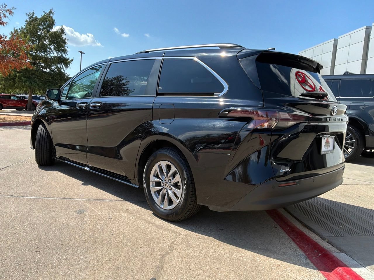 Used 2026 Toyota Sienna XLE FWD image 8
