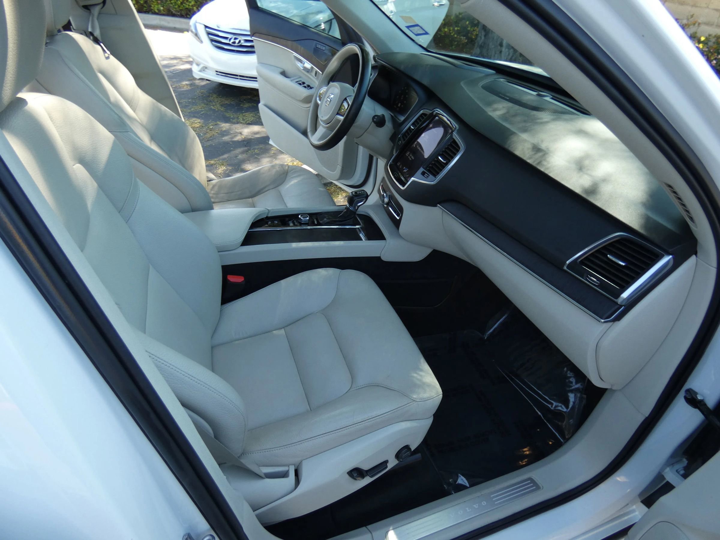 Used 2020 Volvo XC90 T6 Momentum image 28