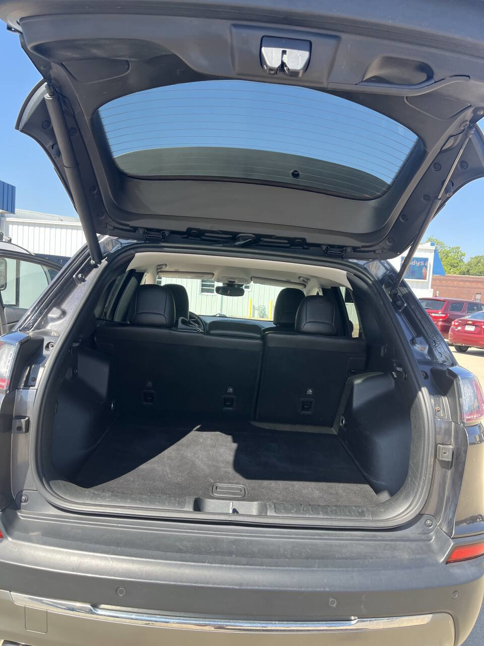 Used 2019 Jeep Cherokee Limited w/ Technology Group image 18