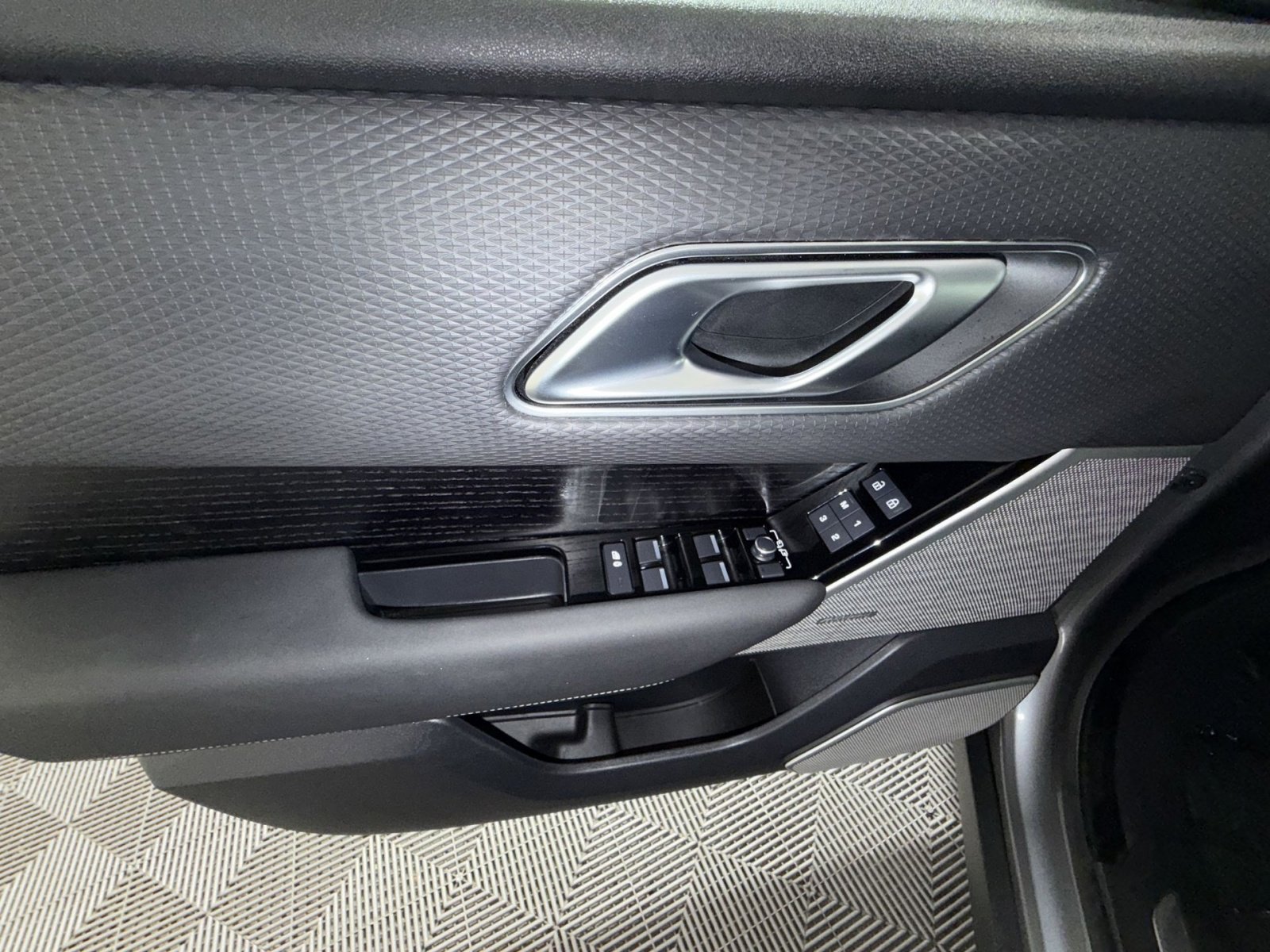 Used 2023 Land Rover Range Rover Velar R-Dynamic S image 15