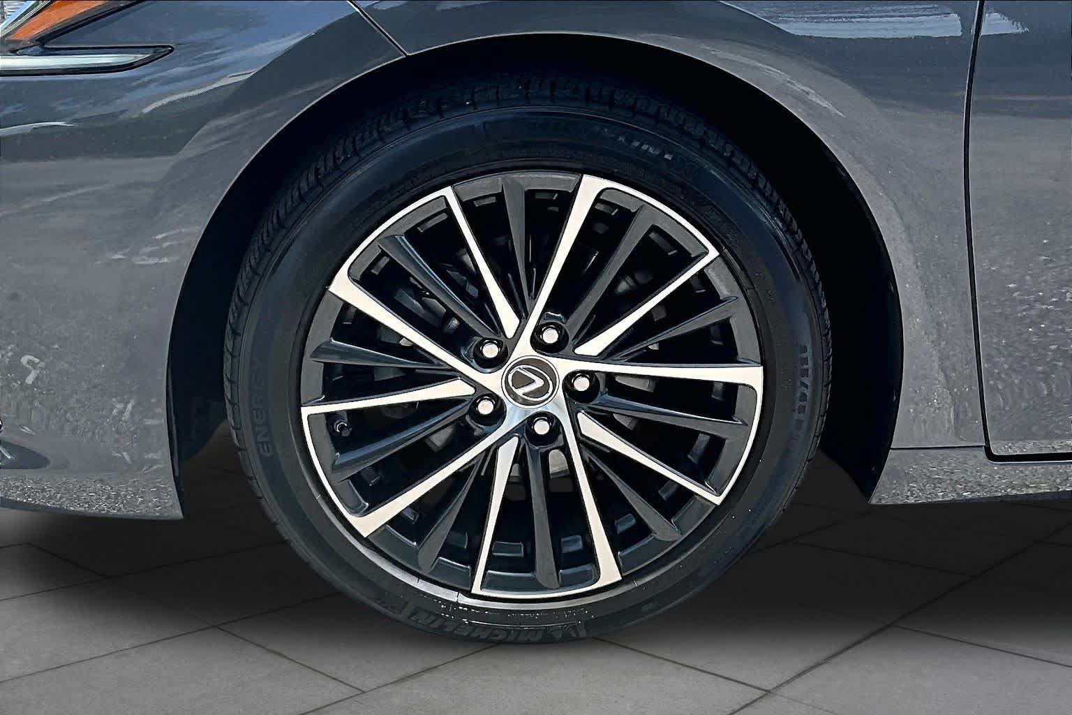 Used 2022 Lexus ES 350 w/ Premium Package FWD image 11