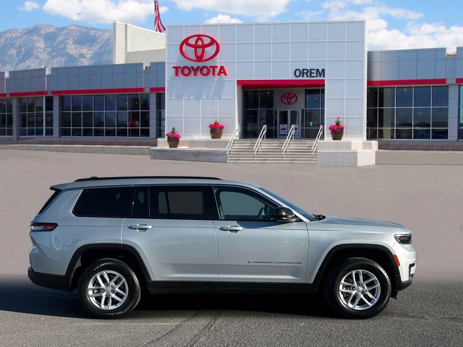 Used 2025 Jeep Grand Cherokee L Laredo w/ Trailer Tow Package AWD/4WD image 3