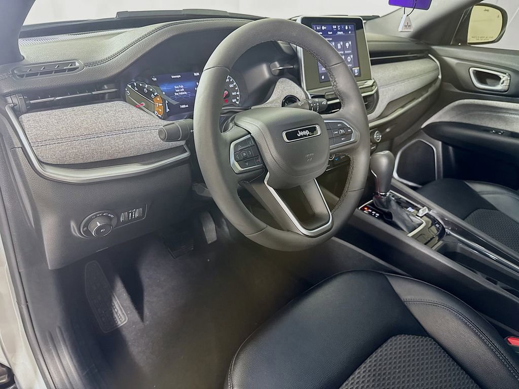 Used 2025 Jeep Compass Latitude image 9