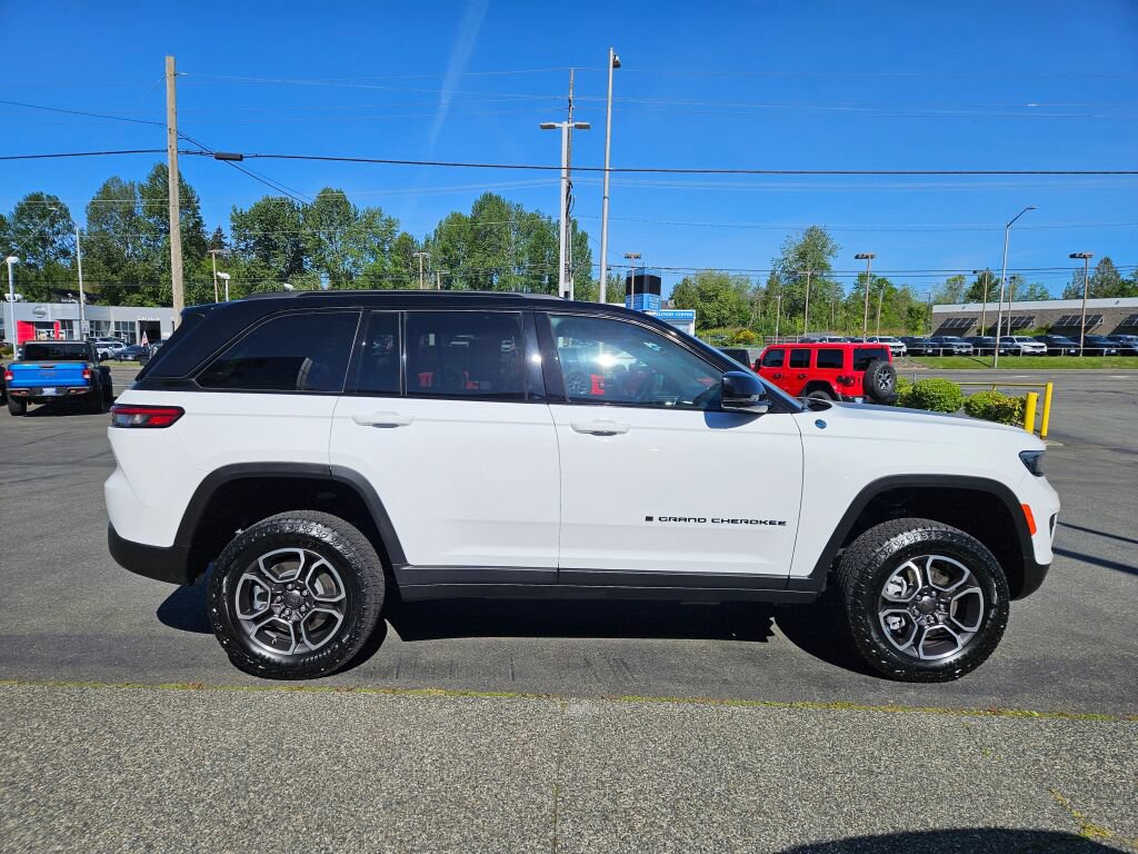 Used 2022 Jeep Grand Cherokee Trailhawk w/ Advanced Protech Group II AWD/4WD image 6