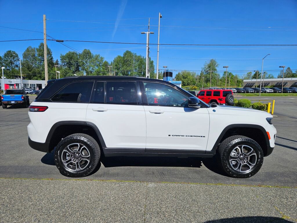 Used 2022 Jeep Grand Cherokee Trailhawk w/ Advanced Protech Group II AWD/4WD image 6