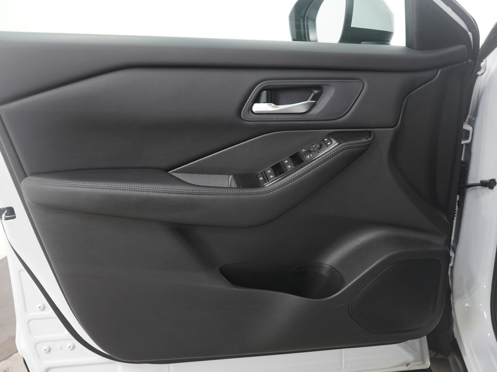 Used 2025 Nissan Rogue SV image 22