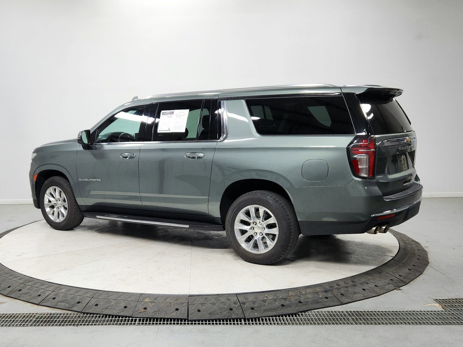 Used 2023 Chevrolet Suburban Premier image 5