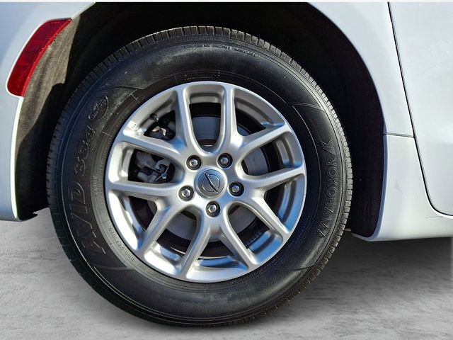 Used 2024 Chrysler Pacifica Touring-L image 7