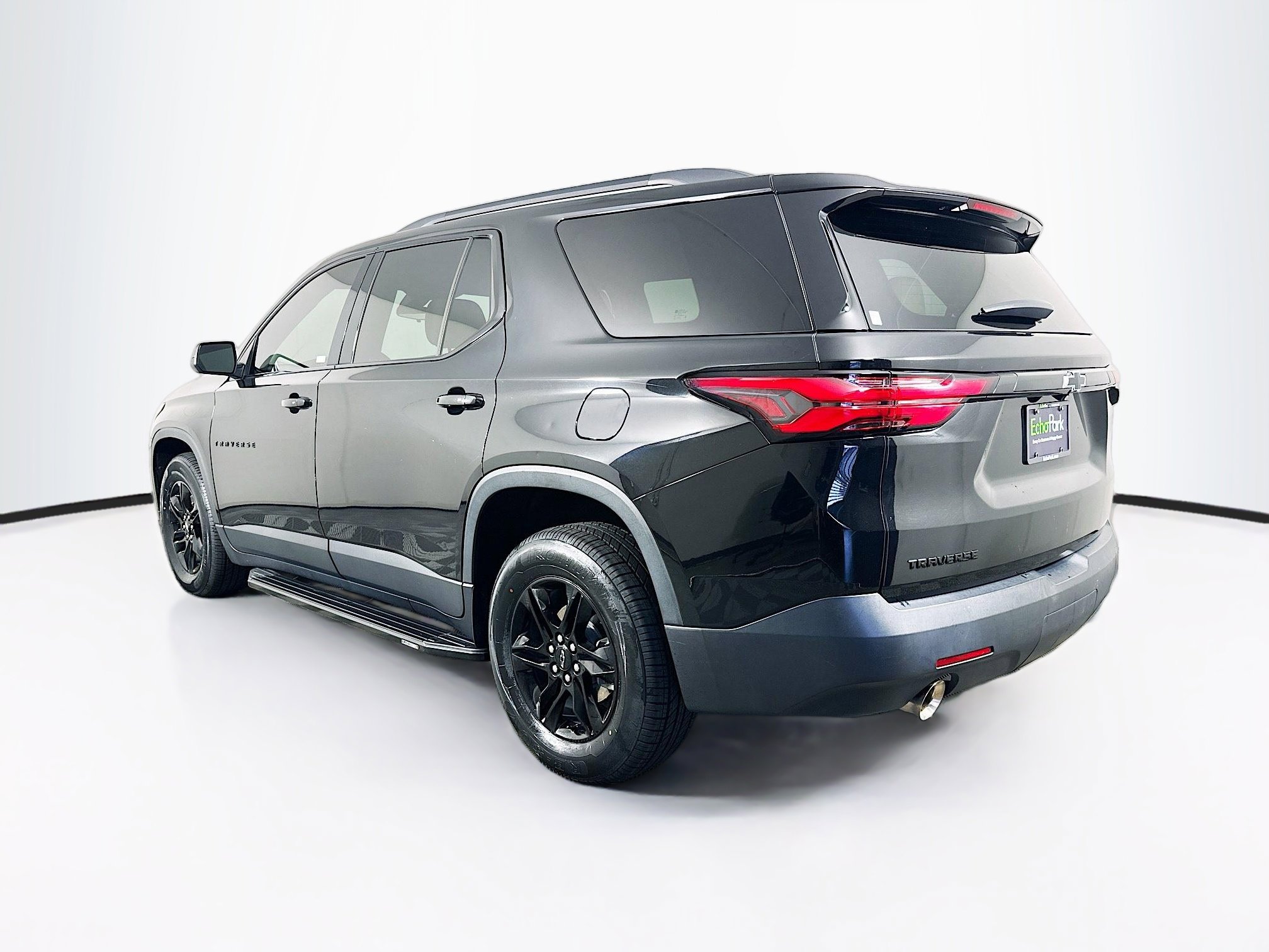 Used 2022 Chevrolet Traverse LS w/ Midnight/Sport Edition FWD image 5