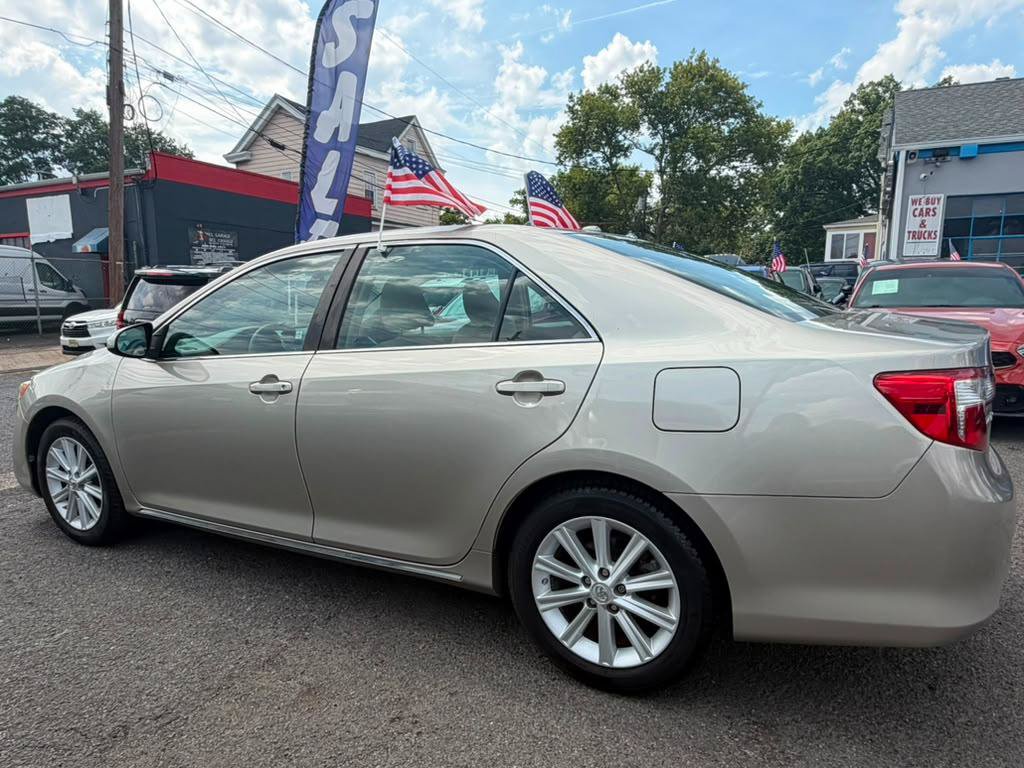Used 2014 Toyota Camry XLE w/ Leather Package FWD image 8