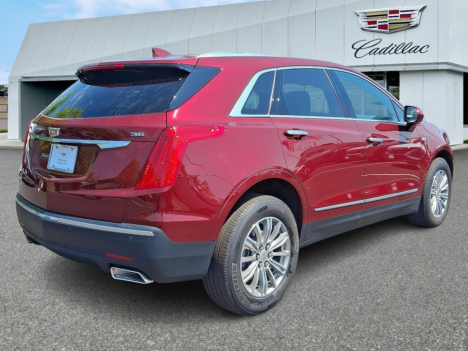 Used 2017 Cadillac XT5 Luxury w/ Driver Awareness Package AWD/4WD image 6