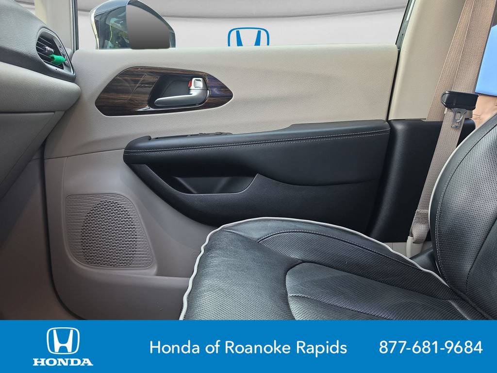 Used 2023 Chrysler Pacifica Limited FWD image 31