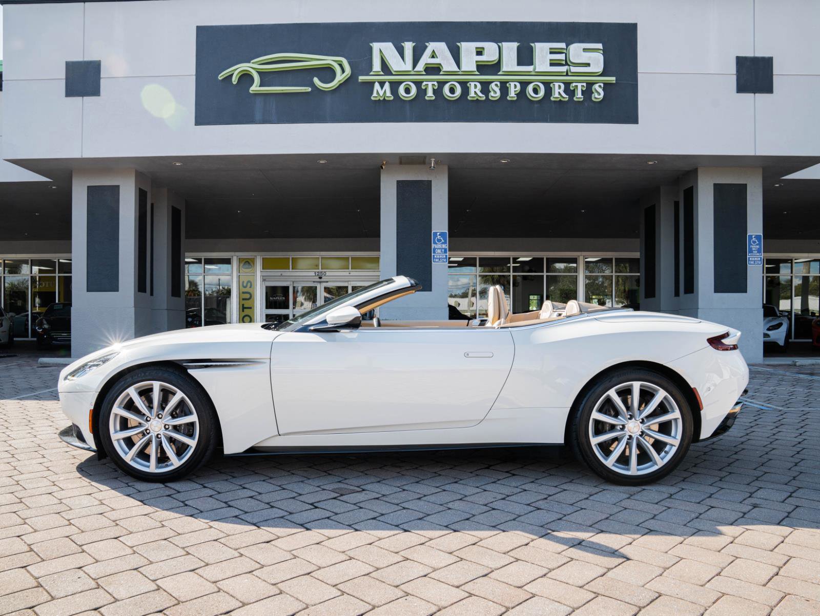 Used 2019 Aston Martin DB11 Volante image 13
